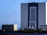 El gigantesco cohete Falcon Heavy despegando desde Cabo Kennedy, en Florida (EE UU), en el que supone su primer vuelo al espacio con un automóvil eléctrico Tesla en su interior.
