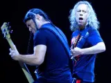 El guitarrista del grupo Metallica, el norteamericano Kirk Hammett (d), y el bajista Robert Trujillo (i), durante una de sus versiones