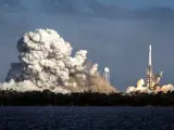 Momento exacto del lanzamiento del Falcon Heavy al espacio desde el Centro Espacial John F. Kennedy en Cabo Cañaveral (Florida).