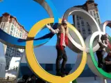 Atletas eslovacas posan junto a los anillos olímpicos en la villa olímpica en PyeongChang (Corea del Sur).