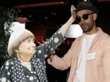 El artista JR y la copia de cartón de Agnès Varda en la cena de nominados de los Óscar.