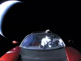 El CEO de SpaceX, Elon Musk, ha desvelado la foto final de su descapotable Tesla Roadster y su maniquí Starman, dejando la Tierra atrás, tras su lanzamiento en el Falcon Heavy el pasado 6 de febrero.