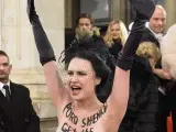 Protesta de una activista del Femen contra el presidente ucraniano, Petró Poroshenko, antes de la celebración del Baile de la Ópera en Viena, Austria.