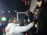 Moon Jae-in, presidente de Corea del Sur (i), estrecha la mano de Yo-jong, hermana del dictador de Corea del Norte Kim Jong-un.