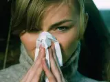 Una mujer con síntomas de alergia.
