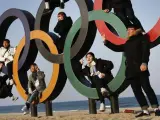 Turistas surcoreanos posan en los aros olímpicos instalados en la playa de la ciudad de Gangneung, capital del hielo durante los Juegos Olímpicos de Invierno de Pyeongchang 2018.