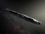 Una representación del asteroide 'Oumuamua', descubierto el 19 de octubre de 2017 por el telescopio Pan-STARRS1 en Hawái. Se trata de un cuerpo llegado fuera del Sistema Solar. A partir de su brillo cambiante, se dedujo que es muy alargado, con dimensiones aproximadas de 30m x 30 m x 180 m, unas dos veces la altura de la Estatua de la Libertad.