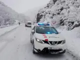 Coche de los Mossos d'Esquadra en una carretera nevada.