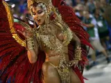 Una integrante de la escuela de samba del Grupo Especial Salgueiro desfila por el sambódromo de Río de Janeiro (Brasil), durante la celebración del carnaval 2018.