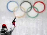 Grabando los aros olímpicos en el hielo en Pyeongchang.