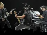 James Hetfield, Robert Trujillo y Lars Ulrich, de Metallica, durante un concierto en el O2 Arena de Londres.