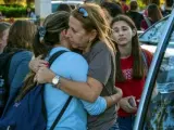 Estudiantes se reúnen con sus padres y familiares tras el tiroteo registrado en la escuela secundaria Marjory Stoneman Douglas de la ciudad de Parkland, en Florida (EE UU).