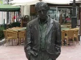 La estatua de Woody Allen en Oviedo fue instalada en el año 2003.