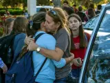 Estudiantes se reúnen con sus padres y familiares tras el tiroteo registrado en la escuela secundaria Marjory Stoneman Douglas de la ciudad de Parkland, en Florida (EE UU).