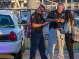 Oficiales de la policía obtienen información de una estudiante tras el tiroteo registrado en Florida.
