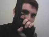 Una imagen del perfil de Instagram (ahora no visible) de Nikolas Cruz, que posa con un arma simulada.