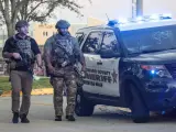 Dos miembros del equipo SWAT montan guardia, tras un tiroteo que se ha producido en la escuela secundaria Marjory Stoneman Douglas de la ciudad de Parkland, en el sureste de Florida (EE UU).