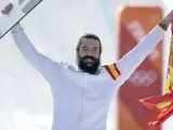 Regino Hernández celebra su medalla de bronce en snowboardcross, primera presea española en unos Juegos de Invierno tras 26 años.