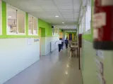 Varios niños corren por el pasillo de un colegio, en una imagen de archivo.