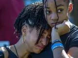 Miembros de la comunidad participan en una vigilia en Parkland, Florida, EE UU, en recuerdo de las víctimas del tiroteo en la escuela secundaria de Marjory Stoneman Douglas, que dejó al menos 17 muertos.