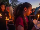 Miles de personas participan en la vigila en recuerdo de las 17 víctimas mortales de la matanza en la escuela de Florida.