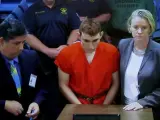 Nikolas Cruz, detenido por el tiroteo perpetrado en un instituto de Florida, comparece en vídeo en la corte del condado de Broward.