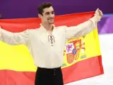 Javier Fernández, con una bandera española tras lograr el bronce olímpico.