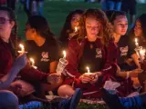 Miles de personas participan en la vigila en recuerdo de las 17 víctimas mortales de la matanza perpetrada este miércoles por Nikolas Cruz en la escuela secundaria Marjory Stoneman Douglas