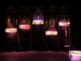 Paloma Navares. En el umbral del sueño, 1992-1993. Instalación, 280 x 500 x 100 cm. 7 tubos de metacrilato, fotografía, luz fluorescente e incandescente, plásticos y cables. Museo Nacional Thyssen-Bornemisza, Madrid.