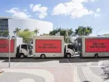 Camiones del grupo activista Avaaz en Miami (Florida, EE UU), con carteles publicitarios reclamando un mayor control de armas, inspirados en la película 'Tres anuncios en las afuieras'.