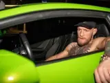 El luchador irlandés de artes marciales mixtas Conor McGregor, conduciendo uno de sus coches.