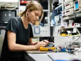 Una joven ingeniera trabaja en un laboratorio de rob&oacute;tica. (EFE)