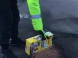 Un obrero rellena con cereales a un bache.