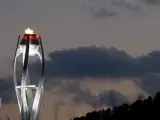 La llama olímpica ilumina el pebetero de los Juegos de Invierno de PyeongChang 2018.