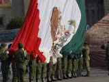 Militares participan en una ceremonia con motivo del Día Nacional de la Bandera mexicana, donde fue izada del revés.