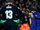 Leo Messi y Luis Suárez se abrazan tras uno de los goles del FC Barcelona ante el Girona.