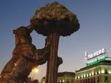 La estatua del Oso y el Madroño en la Puerta del Sol de Madrid representa al escudo de la ciudad.
