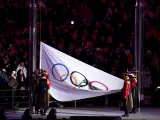 Imagen del arriado de la bandera olímpica en la clausura de Pyeongchang.