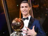 El futbolista del Real Madrid Cristiano Ronaldo posa con au quinto Balón de Oro.
