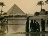 Una tarjeta postal del siglo XIX con la pirámide de Keops, o Gran Pirámide, al fondo, en Guiza, Egipto.