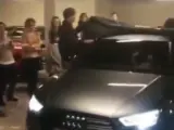 Jorge, hijo del exdelantero del Real Madrid Raúl González, descubre el Audi que le han regalado por cumplir 18 años.