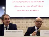 Montoro (d), junto al expresidente del Gobierno, José Luis Rodríguez Zapatero (i), durante la jornada "Los compromisos sociales de la nueva Ley de Contratos del Sector Público"