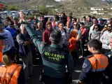 Un guardia civil organiza a un grupo del dispositivo de busqueda de Gabriel, el niño desaparecido en Nijar (Almeria).