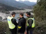 Mossos d'Esquadra, durante una reconstrucción del doble crimen del pantano de Susqueda (Girona) a la que fue conducido el presunto autor de los asesinatos, Jordi Magentí.