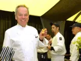 El chef Wolfgang Puck muestra platos de un menú que preparado para la cena posterior a la gala de los Óscar