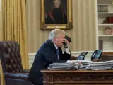 El presidente de Estados Unidos, Donald Trump, habla por teléfono desde el despacho oval.