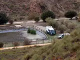 La Guardia Civil rastrea el embalse y la depuradora (en la imagen) en busca de pistas sobre la desaparición de Gabriel.