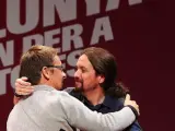 Xavier Domènech y Pablo Iglesias en el mitin final de cierre de campaña de los comunes en Santa Coloma de Gramenet.