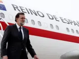Rajoy bajando del avión de la Fuerza Aérea Española.