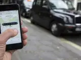 Un usuario maneja la aplicación de Uber.